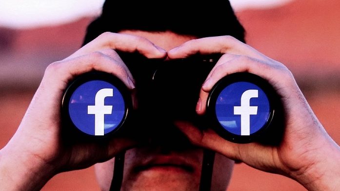 persona guarda nel binocolo con loghi facebook