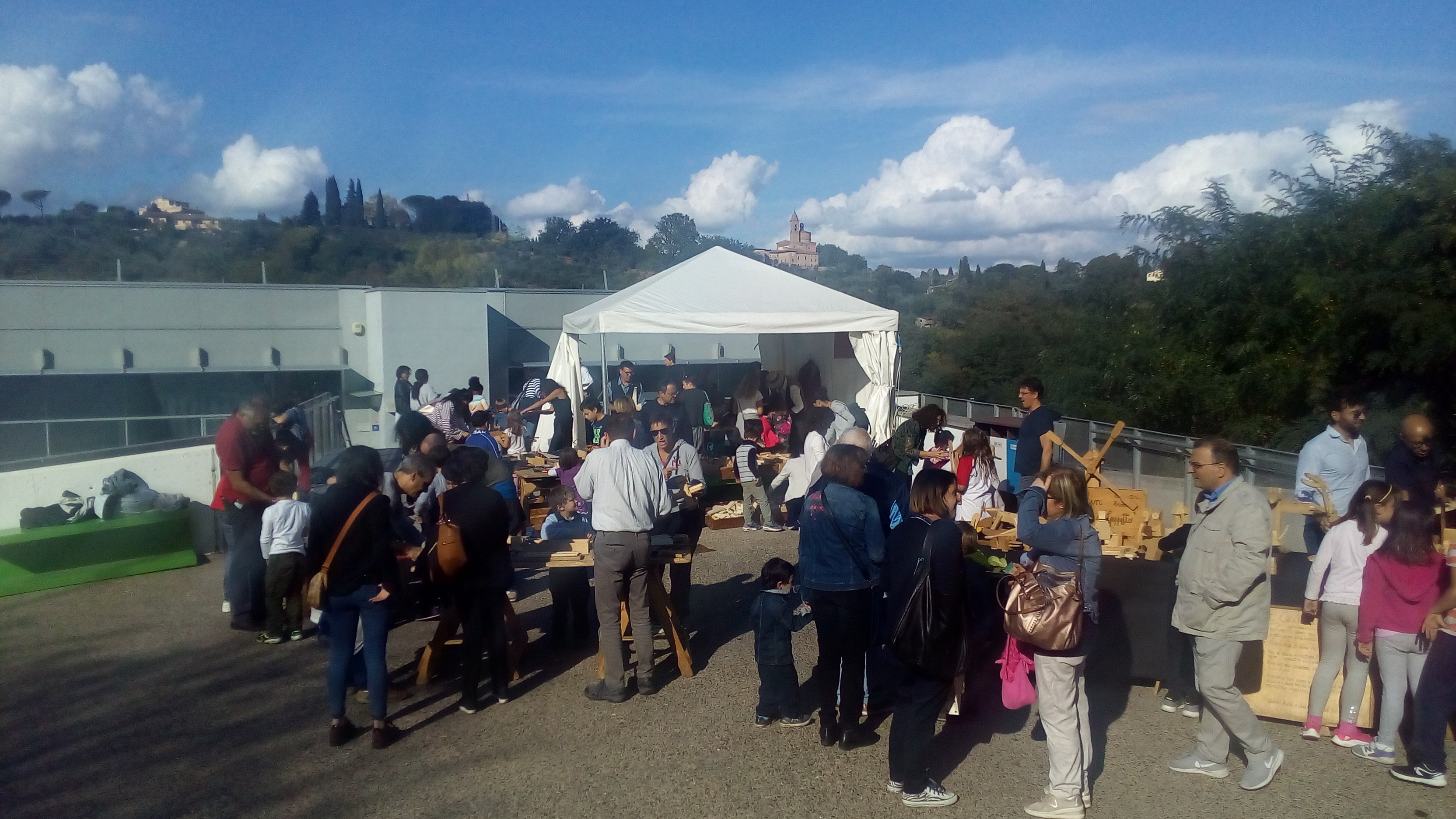 cittadini si godono le attività della domenica alla casa dell'ambiente