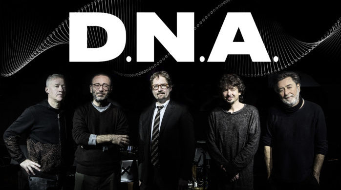 copertina con titolo dello spettacolo (DNA) e foto dei musicisti